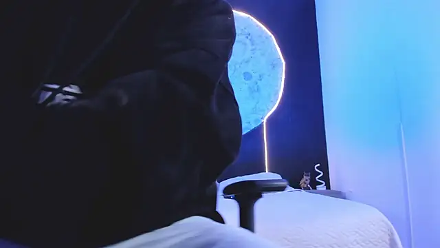 liaamsmiith  online show from November 14, 2025, 12:15 pm