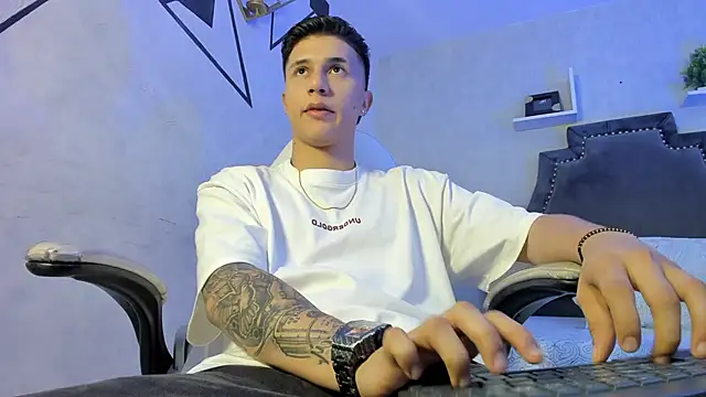 liaamsmiith  online show from November 23, 2025, 12:49 pm