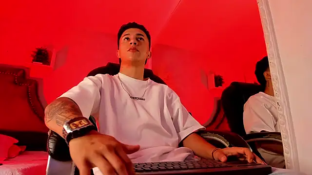 liaamsmiith  online show from February 10, 2026, 12:31 pm