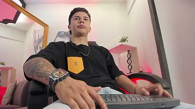 liaamsmiith  online show from February 13, 2026, 1:18 pm