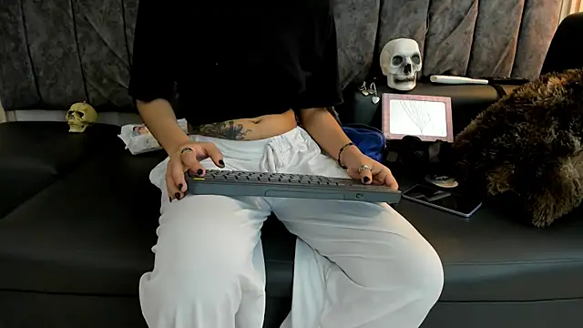 Snapshot of Rowan_Mills chatting on September 17, 2025, 9:27 pm Rowan Mills online show from September 17, 2025, 9:27 pm