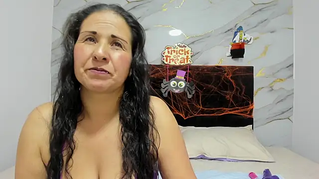 NoelleHartley online show from October 21, 2025, 11:44 am