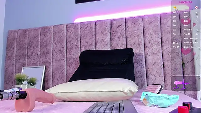 Niicolle Evanss online show from November 7, 2025, 8:20 pm