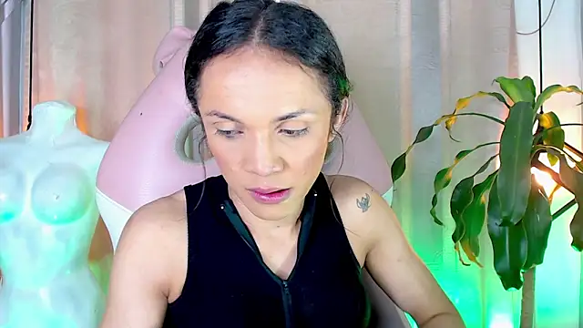 Snapshot of Cristal_Gem1 chatting on April 23, 2026, 11:31 am Cristal Gem1 online show from April 23, 2026, 11:31 am