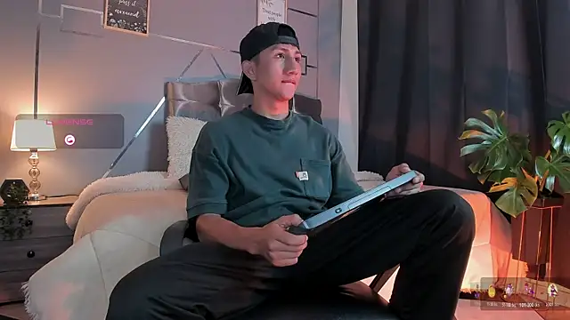 oliver mr  online show from November 17, 2025, 8:14 pm