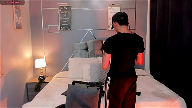 oliver mr  online show from November 22, 2025, 8:08 pm