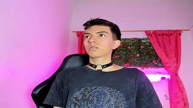 Snapshot of dylan_202520_ chatting on October 3, 2025, 11:40 am dylan 202520 online show from October 3, 2025, 11:40 am