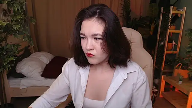 Halle Berrry online show from November 19, 2025, 2:06 pm