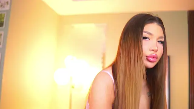 CassyeLips online show from November 17, 2025, 11:38 am