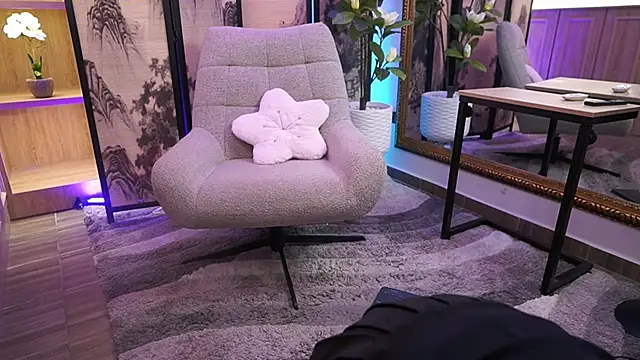 Snapshot of GiaNovak chatting on November 22, 2025, 12:59 pm GiaNovak online show from November 22, 2025, 12:59 pm