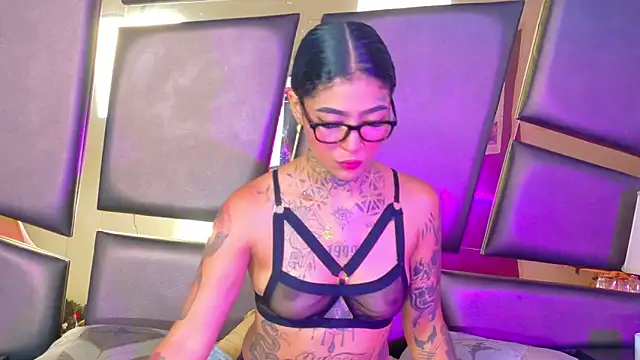 EmilieLake online show from November 15, 2025, 8:27 pm