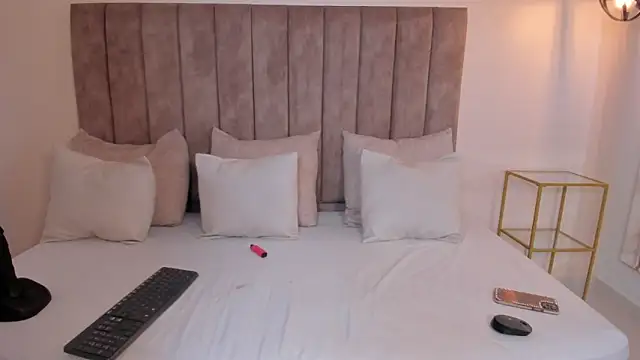 amber colliiins online show from November 24, 2025, 5:23 pm