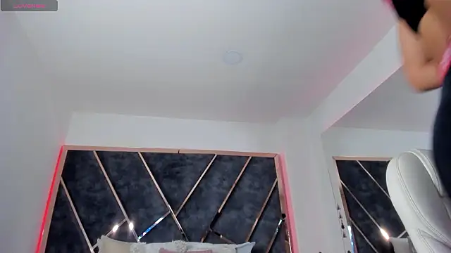 SusanaHenao online show from March 17, 2026, 3:48 pm