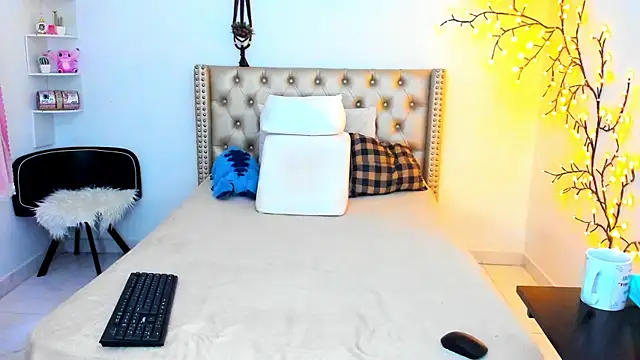 LenaStylesOA online show from November 13, 2025, 1:10 pm