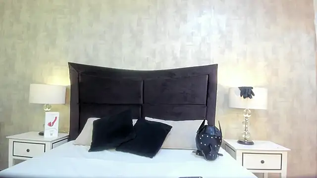 BarbaraLeython1 online show from October 19, 2025, 2:50 pm