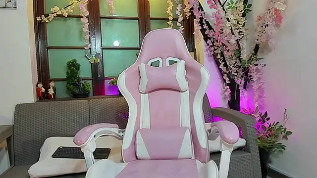 emma ayala online show from December 2, 2025, 7:20 pm