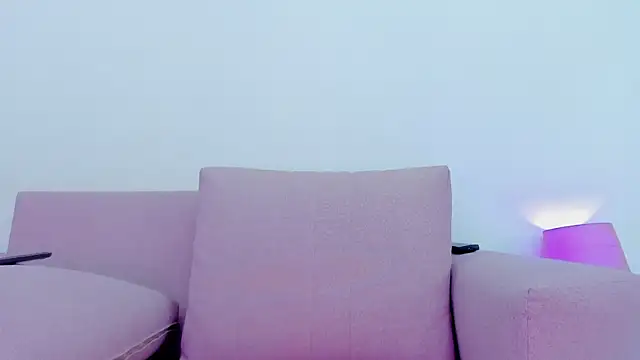 valentinarios  online show from September 17, 2025, 8:32 pm
