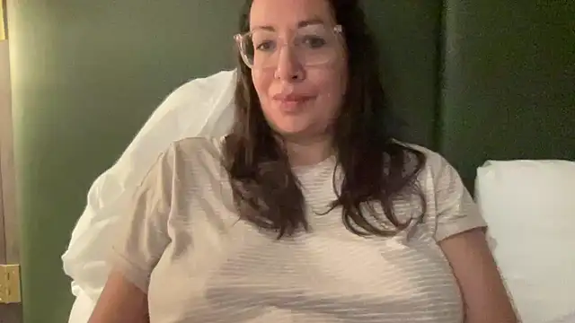 Snapshot of RosaFreya chatting on June 17, 2026, 11:38 pm RosaFreya online show from June 17, 2026, 11:38 pm