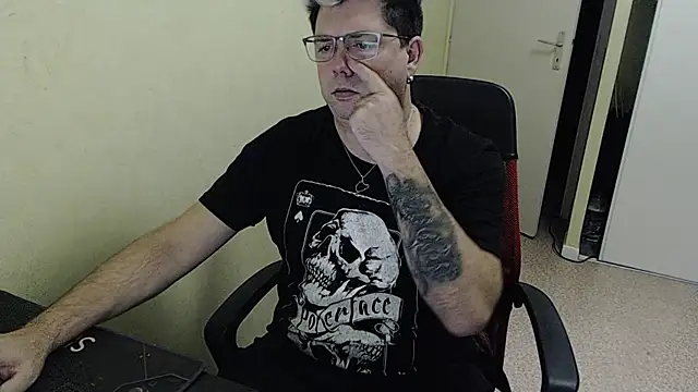 blueandwhite1 online show from December 3, 2024, 3:22 pm