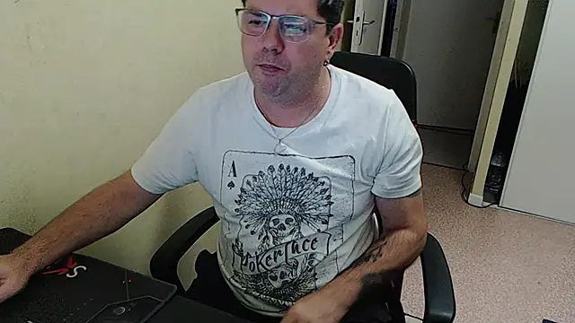 blueandwhite1 online show from December 10, 2024, 3:44 pm