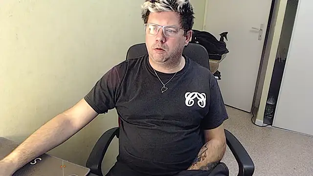 blueandwhite1 online show from January 2, 2025, 5:39 pm