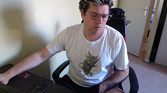 blueandwhite1 online show from January 15, 2025, 3:29 pm