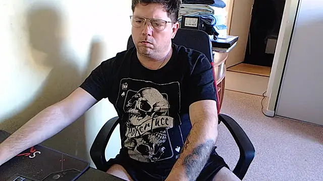 blueandwhite1 online show from February 4, 2025, 3:57 pm