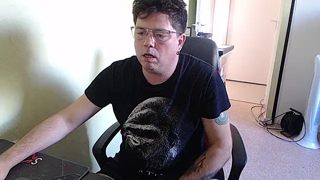 blueandwhite1 online show from October 7, 2025, 2:25 pm