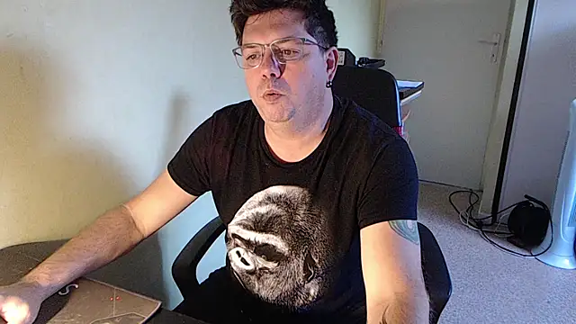 blueandwhite1 online show from October 8, 2025, 7:17 am