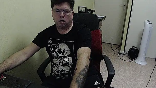 blueandwhite1 online show from November 10, 2025, 4:17 pm