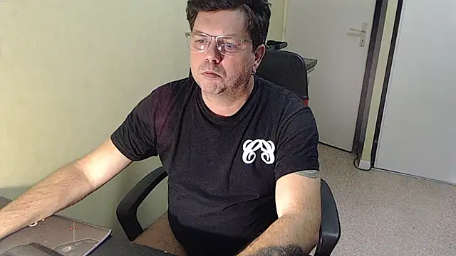 blueandwhite1 online show from December 4, 2025, 3:43 pm