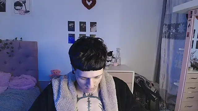 2cyboy  online show from September 24, 2025, 9:18 pm