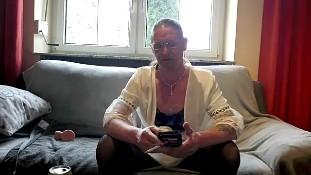 Snapshot of Cleohot1977 chatting on February 13, 2026, 1:29 pm Cleohot1977 online show from February 13, 2026, 1:29 pm