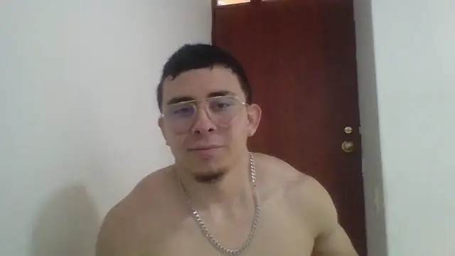 Snapshot of Eross_Santy chatting on June 17, 2026, 3:24 pm Eross Santy online show from June 17, 2026, 3:24 pm