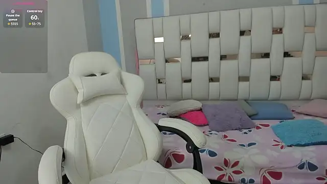 iamCharlotte19 online show from November 12, 2025, 7:24 pm