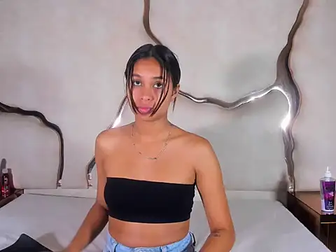 Snapshot of Amaia_Sophia chatting on December 21, 2025, 4:36 pm Amaia Sophia online show from December 21, 2025, 4:36 pm