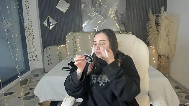 SarahCastro1  online show from January 9, 2026, 4:15 am