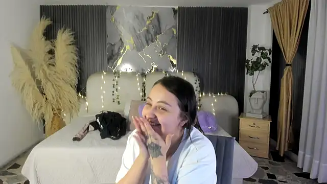 SarahCastro1  online show from April 18, 2026, 3:54 am