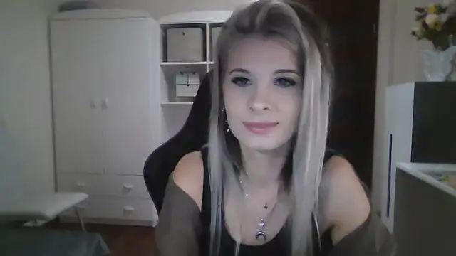 KristineGlow online show from September 30, 2025, 2:00 pm