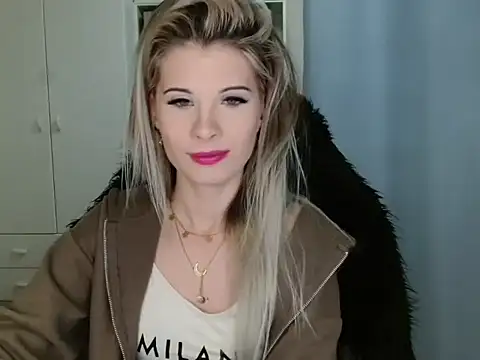 KristineGlow online show from November 5, 2025, 7:08 am