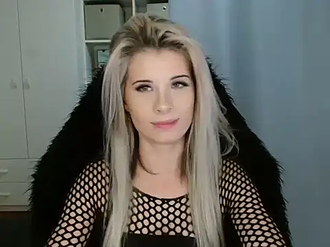 KristineGlow online show from November 19, 2025, 7:25 pm