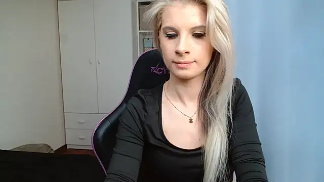 Snapshot of KristineGlow chatting on June 8, 2026, 2:17 pm KristineGlow online show from June 8, 2026, 2:17 pm