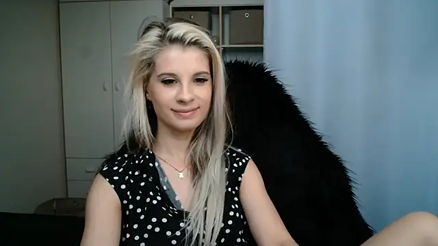 Snapshot of KristineGlow chatting on July 2, 2026, 6:25 pm KristineGlow online show from July 2, 2026, 6:25 pm