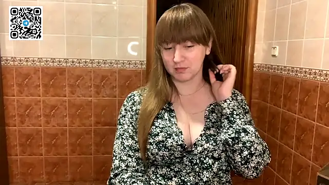 Snapshot of MaroonMoon_ chatting on September 19, 2025, 7:25 pm MaroonMoon online show from September 19, 2025, 7:25 pm