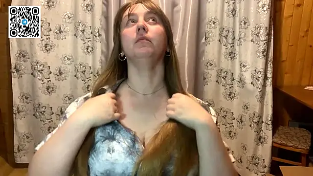 Snapshot of MaroonMoon_ chatting on September 25, 2025, 8:01 pm MaroonMoon online show from September 25, 2025, 8:01 pm