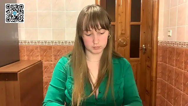 Snapshot of MaroonMoon_ chatting on October 6, 2025, 7:33 pm MaroonMoon online show from October 6, 2025, 7:33 pm