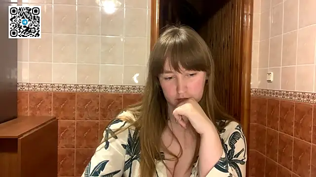 Snapshot of MaroonMoon_ chatting on October 27, 2025, 8:35 pm MaroonMoon online show from October 27, 2025, 8:35 pm