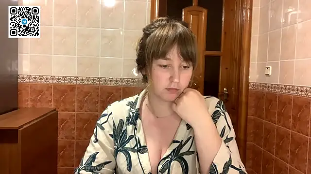 Snapshot of MaroonMoon_ chatting on November 9, 2025, 8:40 pm MaroonMoon online show from November 9, 2025, 8:40 pm