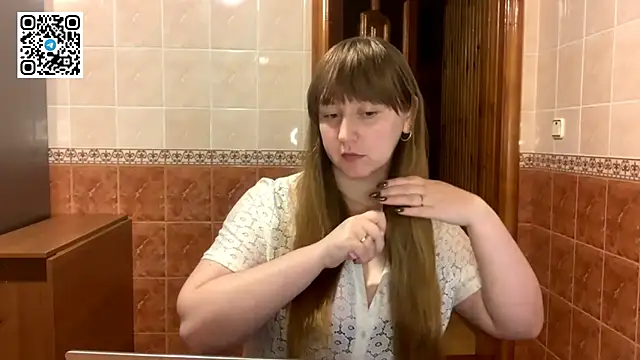 Snapshot of MaroonMoon_ chatting on November 17, 2025, 9:09 pm MaroonMoon online show from November 17, 2025, 9:09 pm