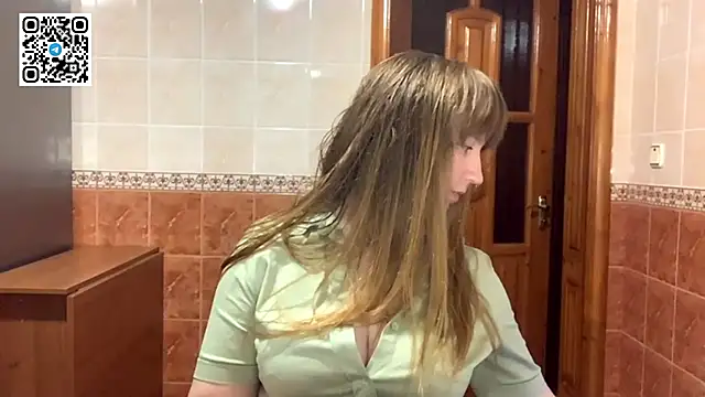 Snapshot of MaroonMoon_ chatting on November 18, 2025, 8:35 pm MaroonMoon online show from November 18, 2025, 8:35 pm